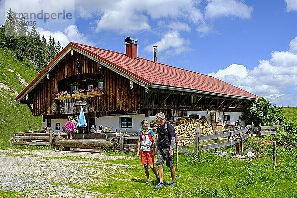 Wanderer vor der Rettenbeck Alm  Bodenschneid  Tegernseer Berge  Oberbayern  Bayern  Deutschland  Europa