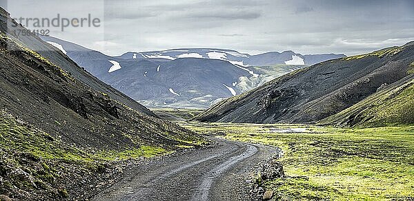 Unbefestigte Straße  Landschaft mit Bergen an der F-208  Isländisches Hochland  Island  Europa