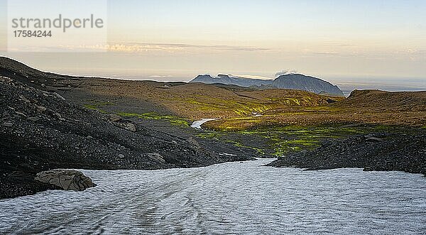 Spektakuläre Landschaft im Abendlicht  Berge und Gletscher Myrdalsjökull  Pakgil  Island  Europa