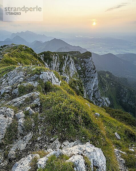 Benediktenwand  Berge und Landschaft  Bayrische Voralpenlandschaft  Bayern  Deutschland  Europa