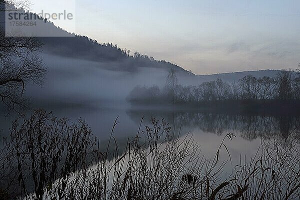 Fluss in der Abenddämmerung nach Regen  Main  Boxtal  Baden-Württemberg  Deutschland  Europa