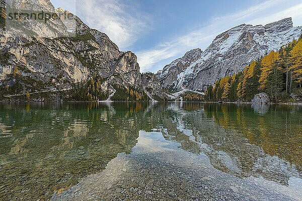 Croda del Becco  Seekofel  abends im See gespiegelt im Herbst  Pragser Wildsee  Provinz Bozen  Provinz Bozen  Südtirol  Südtirol  Dolomiten  Italien  Europa