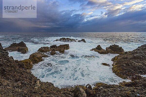 Lavafelsenküste in der Morgendämmerung  Charco del Viento  La Guancha  Teneriffa  Kanarische Inseln  Spanien  Europa