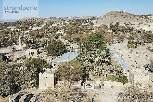 Die Fort Sesfontein Lodge in Sesfontein in der Nähe des Hoanib-Flusses  Luftbild  Drohnenaufnahme  Damaraland  Kunene Region  Namibia  Afrika
