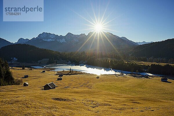 Sonnenaufgang über dem Karwendelgebirge mit zugefrorenem See  Geroldsee  Wagenbrüchsee  Gerold  Krün  Krun  Oberbayern  Bayern  Deutschland  Europa