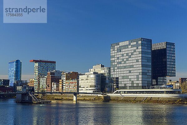 Bürogebäude und Hotel  Medienhafen  Düsseldorf  Nordrhein-Westfalen  Deutschland  Europa