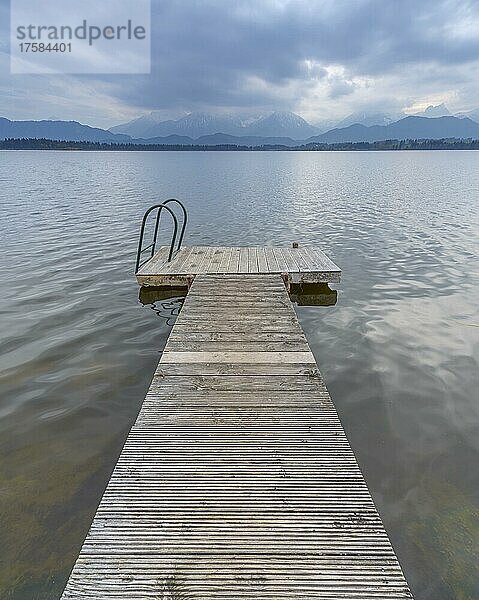 Holzsteg am Hopfensee  Hopfen am See  Füssen  Schwaben  Allgäu  Bayern  Deutschland  Europa