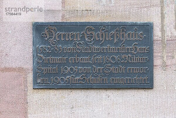 Informationstafel am historischen Herrfenschießhaus von 1582  Nürnberg  Mittelfranken  Bayern  Deutschland  Europa