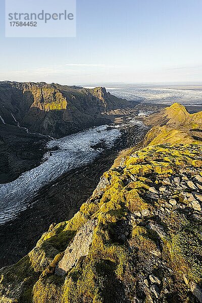 Spektakuläre Landschaft im Abendlicht  Berge und Gletscher Myrdalsjökull  Pakgil  Island  Europa