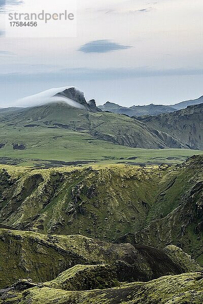 Landschaft mit Bergen an der F-208  Isländisches Hochland  Island  Europa
