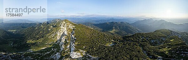 Luftaufnahme  Benediktenwand  Berge und Landschaft  Bayrische Voralpenlandschaft  Bayern  Deutschland  Europa