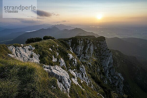 Benediktenwand  Berge und Landschaft  Bayrische Voralpenlandschaft  Bayern  Deutschland  Europa