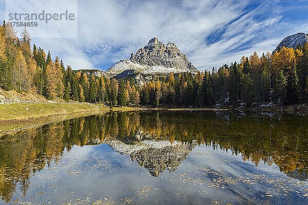 Antorno See in Richtung der Drei Zinnen  die sich im See spiegeln  Drei Zinnen  Herbst  Cadore  Misurina  Bezirk Belluno  Veneto  Dolomiten  Italien  Europa