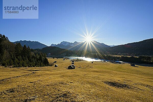 Sonnenaufgang über dem Karwendelgebirge mit zugefrorenem See  Geroldsee  Wagenbrüchsee  Gerold  Krün  Krun  Oberbayern  Bayern  Deutschland  Europa