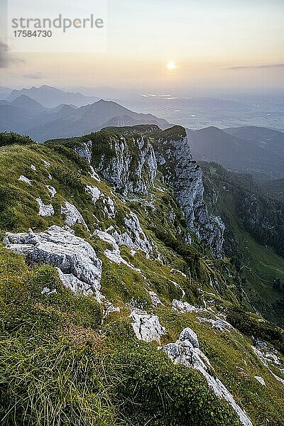 Benediktenwand  Berge und Landschaft  Bayrische Voralpenlandschaft  Bayern  Deutschland  Europa