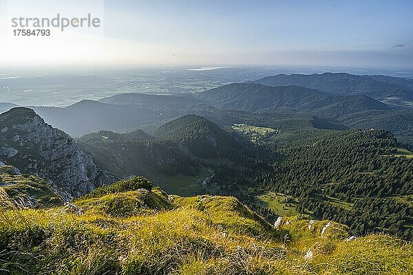 Berge und Landschaft  Wanderung zur Benediktenwand  Bayrische Voralpenlandschaft  Bayern  Deutschland  Europa