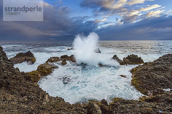 Lavafelsenküste in der Morgendämmerung mit brechenden Wellen  Charco del Viento  La Guancha  Teneriffa  Kanarische Inseln  Spanien  Europa