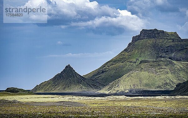 Landschaft mit Bergen  Pakgil  Island  Europa