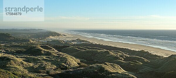 Blick über den Baker Beach  Küstenlandschaft mit langem Sandstrand und Dünen  Oregon Coast Highway  Oregon  USA  Nordamerika