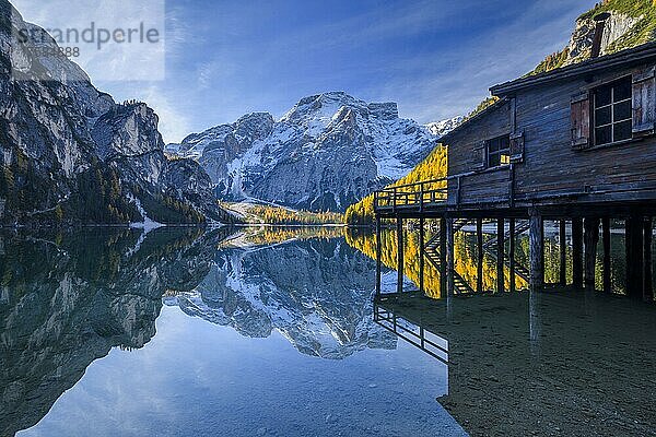 Bootshaus mit Croda del Becco  Seekofel  Spiegelung im See im Herbst  Pragser Wildsee  Provinz Bozen  Südtirol  Dolomiten  Italien  Europa