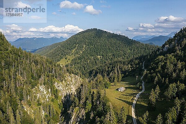 Luftaufnahme  Straße mit Hütte  Bayrische Voralpenlandschaft  Bayern  Deutschland  Europa