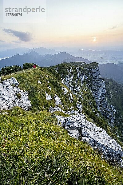 Wanderin blickt auf Berge  Benediktenwand  Berge und Landschaft  Bayrische Voralpenlandschaft  Bayern  Deutschland  Europa