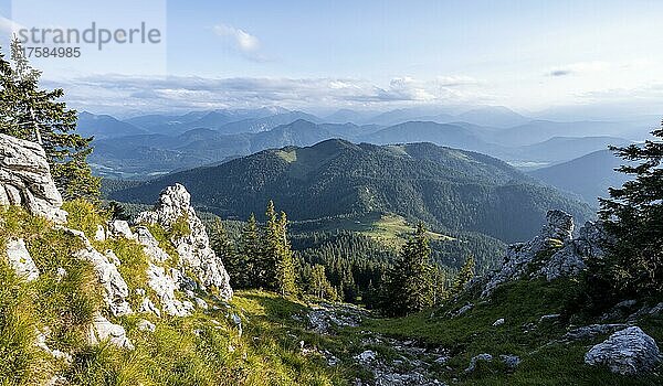 Berge und Landschaft  Wanderung zur Benediktenwand  Bayrische Voralpenlandschaft  Bayern  Deutschland  Europa