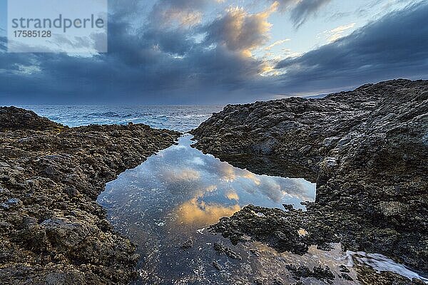 Lavafelsenküste in der Morgendämmerung  Charco del Viento  La Guancha  Teneriffa  Kanarische Inseln  Spanien  Europa