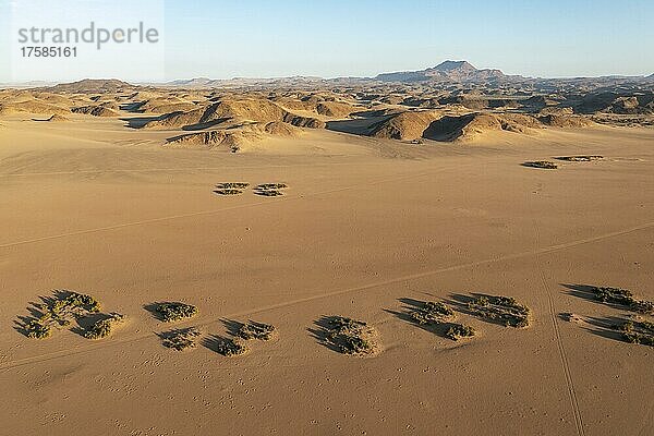 Sandige Wüstenebenen und kahle Gebirgszüge  Luftbild  Drohnenaufnahme  Damaraland  Kunene Region  Namibia  Afrika