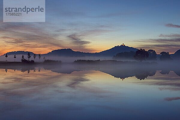 Landschaft in der Morgendämmerung mit sich im See spiegelnder Wachsenburg  Veste Wachsenburg  Drei Gleichen  Ilm-Kreis  Thüringen  Deutschland  Europa