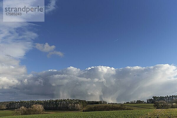 Regenwolken (Nimbostratus)  Franken  Bayern  Deutschland  Europa