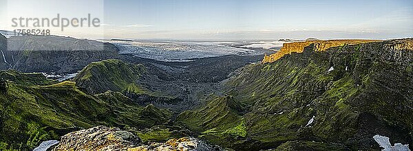Spektakuläre Landschaft im Abendlicht  Berge und Gletscher Myrdalsjökull  Pakgil  Island  Europa
