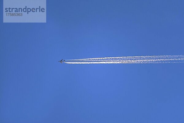 Flugzeug mit Kondensstreifen  blauer Himmel  Bayern  Deutschland  Europa
