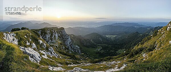 Benediktenwand  Berge und Landschaft  Bayrische Voralpenlandschaft  Bayern  Deutschland  Europa