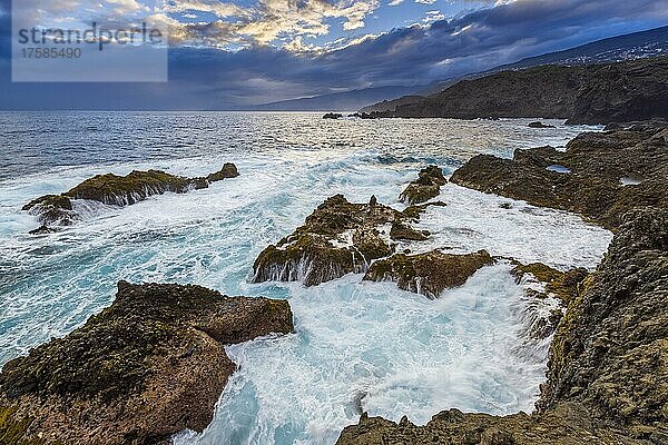 Lavafelsenküste in der Morgendämmerung  Charco del Viento  La Guancha  Teneriffa  Kanarische Inseln  Spanien  Europa