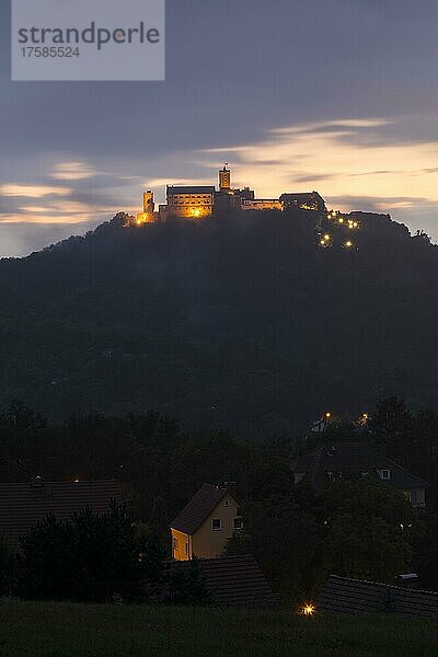 Ausblick von der Göpelskuppel auf die Wartburg zur blauen Stunde  Eisenach  Thüringen  Deutschland  Europa
