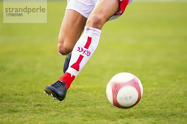 Beine eines laufenden Fußballspieler  Fußball  Bewegungsunschärfe  VFB Stuttgart