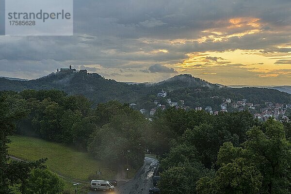 Ausblick von der Göpelskuppel auf die Wartburg  Metilstein und die Stadt Eisenach bei Sonnenuntergang  Thüringen  Deutschland  Europa