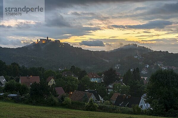 Ausblick von der Göpelskuppel auf die Wartburg  Metilstein und die Stadt Eisenach bei Sonnenuntergang  Thüringen  Deutschland  Europa