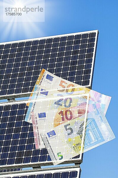 Fotomontage  Symbolbild Energiekosten  Solar-Module  Geldscheine  erneuerbare Energie  Energiewende  Sonne  blauer Himmel