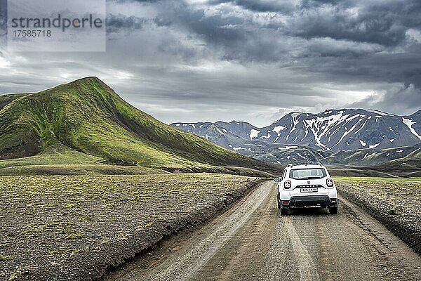 Auto auf einer unbefestigten Straße  Landschaft mit Bergen an der F-208  Isländisches Hochland  Island  Europa