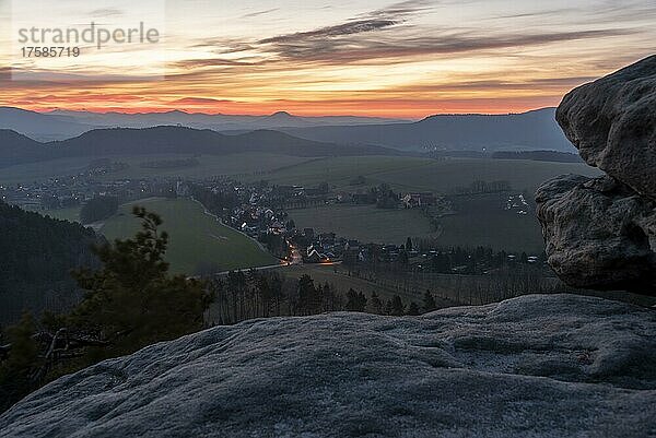 Sonnenaufgang über dem Elbsandsteingebirge  gesehen vom Tafelberg Gohrisch  Papstdorf  Sachsen  Deutschland  Europa