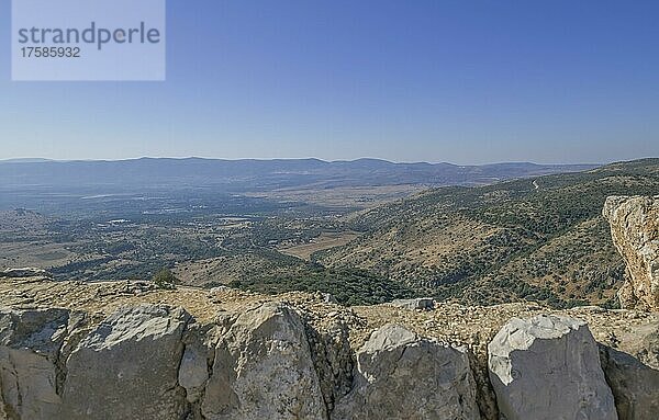 Blick von der Festung Nimrod auf die Hula-Ebene  Nord-Israel. Hinten Berge des Libanon