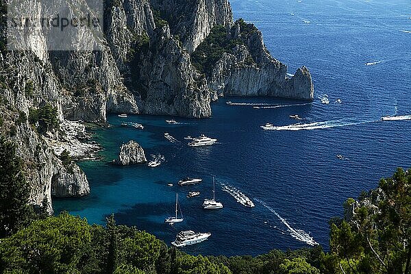 Aussicht auf die Bucht mit blauer Grotte  Insel Capri  Kampanien  Italien  Europa