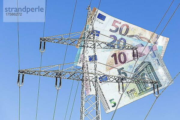 Fotomontage  Symbolbild Energiekosten  Strommast  erneuerbare Energie  Geldscheine  blauer Himmel
