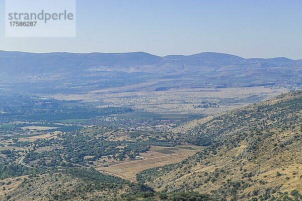 Blick von der Festung Nimrod auf die Hula-Ebene  Nord-Israel. Hinten Berge des Libanon