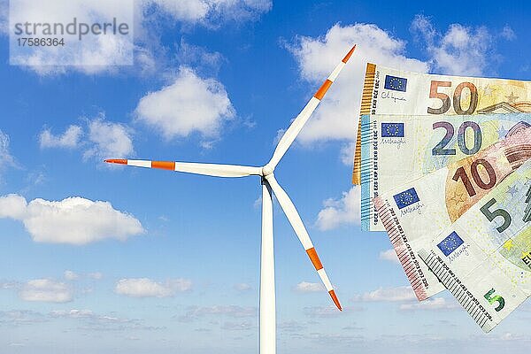 Fotomontage  Symbolbild Energiekosten  Windpark  Geldscheine  Wolken  Energiewende  erneuerbare Energie  Wolkenhimmel