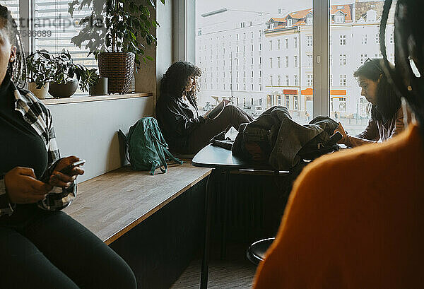 Freundinnen sitzen in der Universitätscafeteria