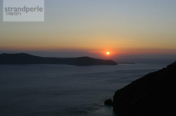 Sonnenuntergang über der Caldera  Santorin  Griechenland  Europa