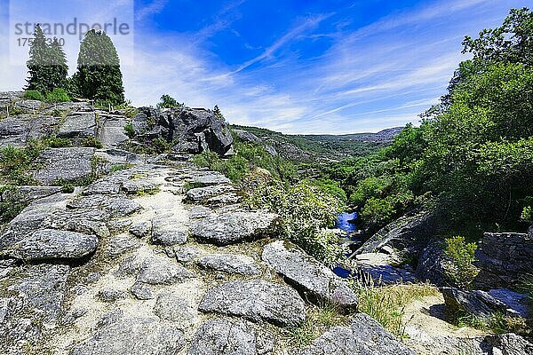 Die alte Steinbrücke  Dorf Castro Laboreiro  Nationalpark Peneda Geres  Minho  Portugal  Europa